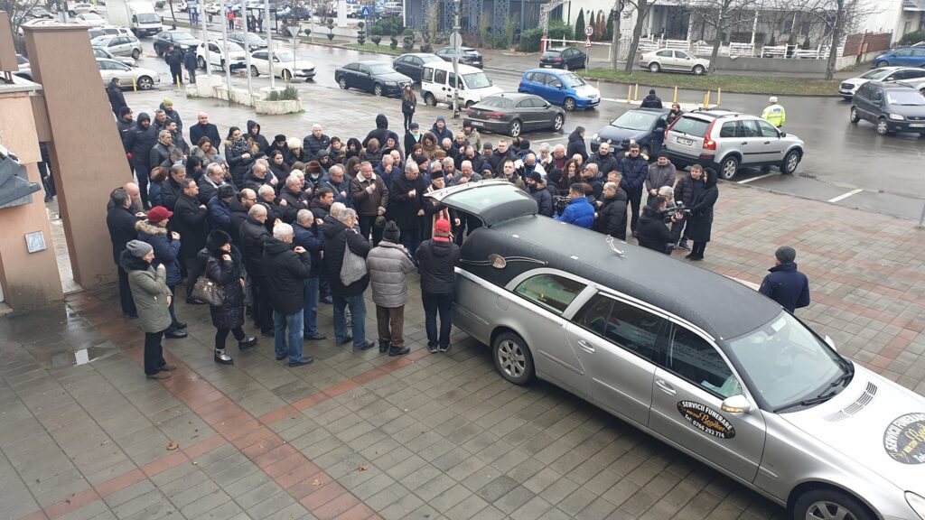 Ultimele aplauze, la Sala Sporturilor…Profesorul Romeo Ilie a fost înmormântat la Poșta Câlnău