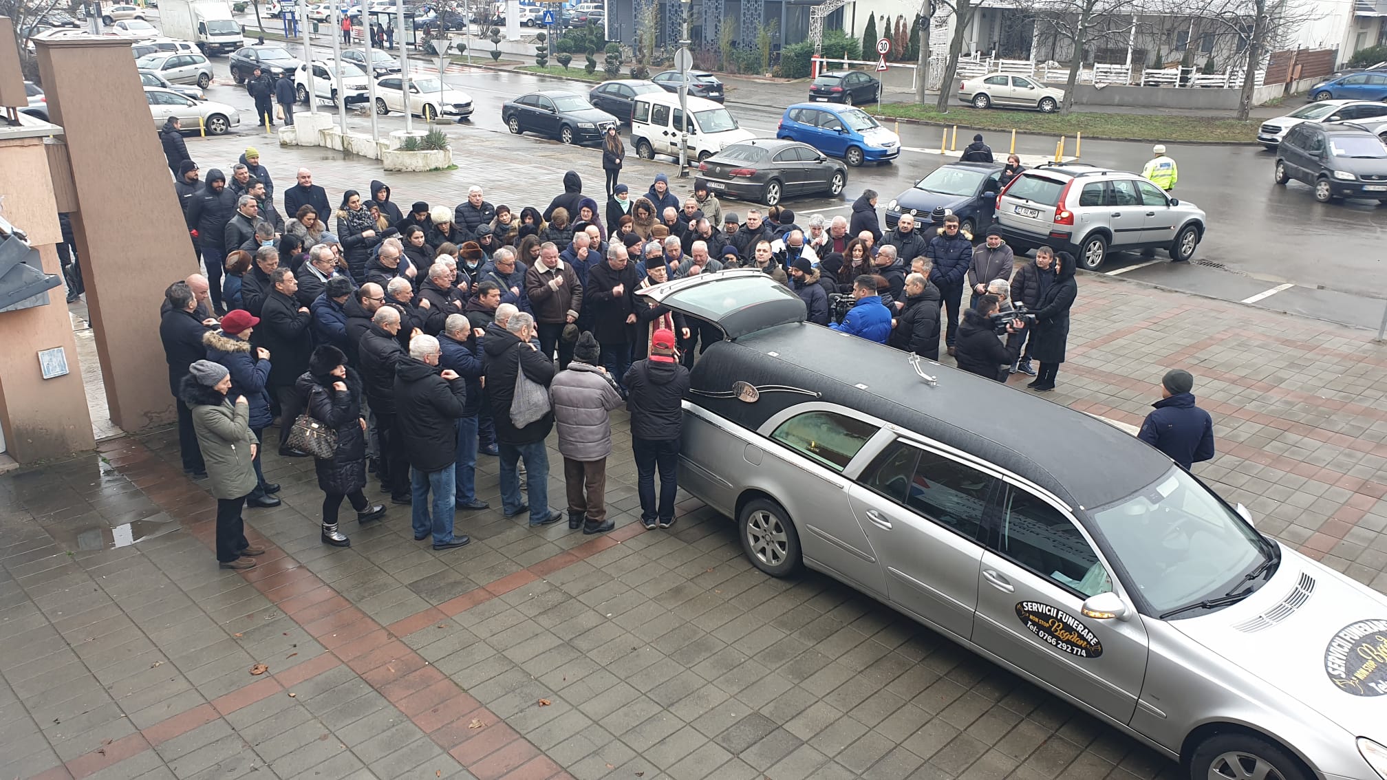 Ultimele aplauze, la Sala Sporturilor…Profesorul Romeo Ilie a fost înmormântat la Poșta Câlnău