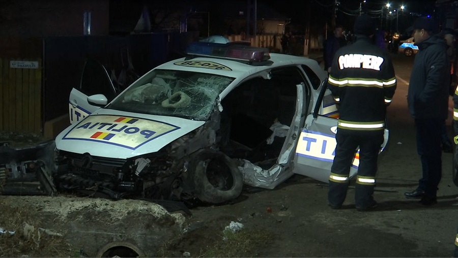 Urmărire ca în filme, încheiată cu două accidente. Un polițist și un pieton au ajuns la spital din cauza unui inconștient