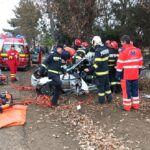 S-a oprit cu BMW-ul într-un copac! Accident rutier la Vernești, soldat cu rănirea unei tinere