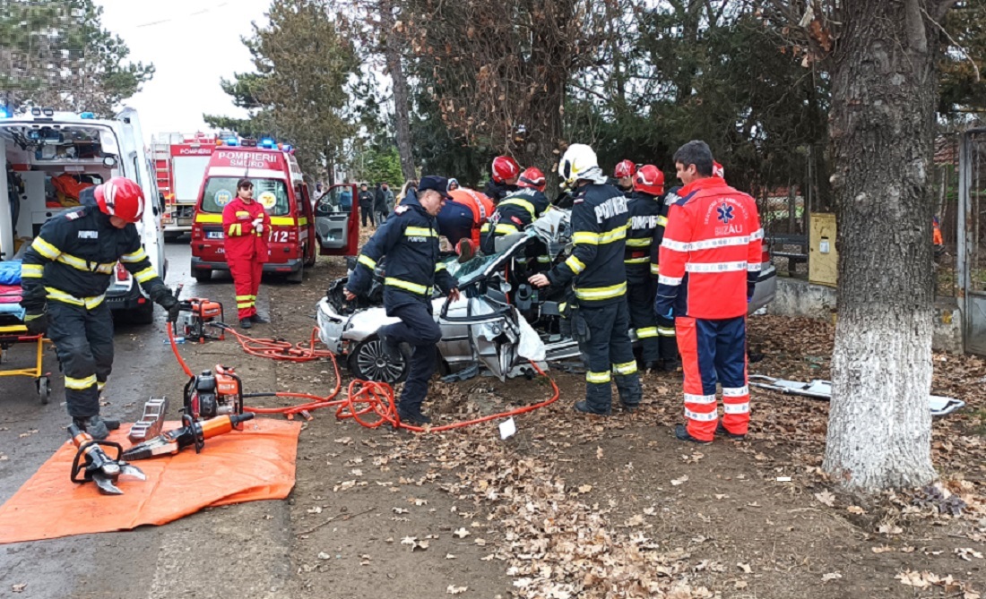 S-a oprit cu BMW-ul într-un copac! Accident rutier la Vernești, soldat cu rănirea unei tinere