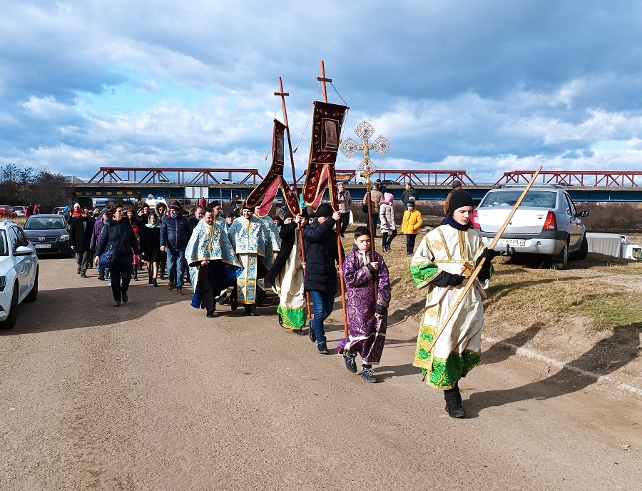 Procesiune impresionantă, de Bobotează. Șase bărbați au sărit în apă pentru a prinde crucea