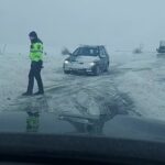 Inconștiență fără limite. Au plecat la drum, pe zăpadă și polei, cu pneuri de vară
