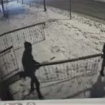 (VIDEO) Prinși pe cameră. Au smuls balustrada și au plecat cu ea