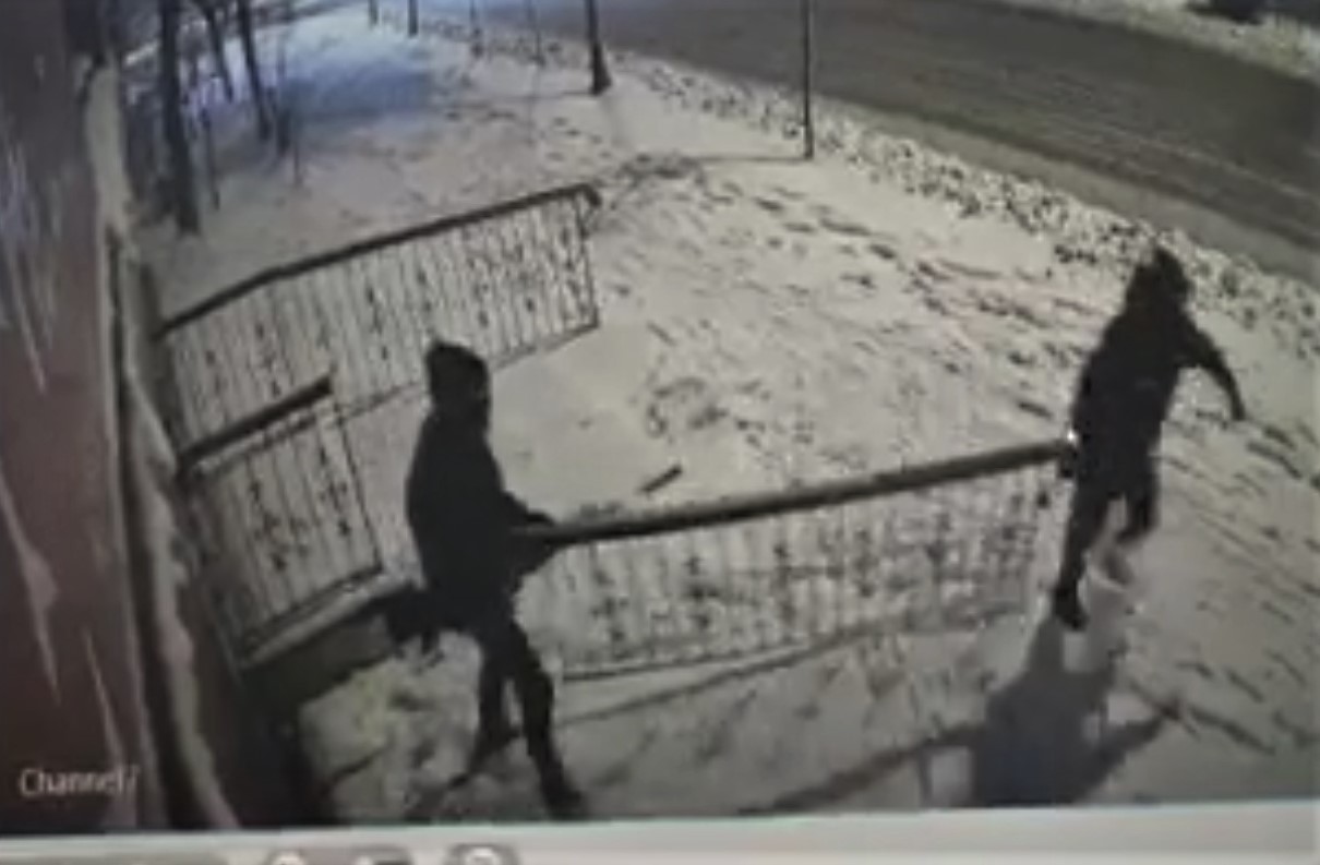 (VIDEO) Prinși pe cameră. Au smuls balustrada și au plecat cu ea