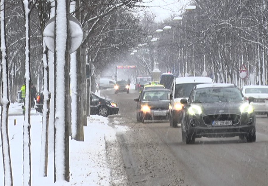 Pneurile de iarnă, la control! Poliția Rutieră anunță amenzi pentru cei cu mașini neechipate corespunzător