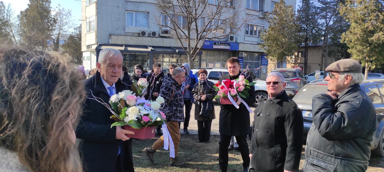 Flori pentru Andreescu. Buzăul își omagiază personalitățile
