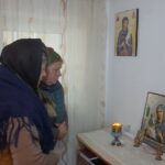 Icoane cu broboane de mir. Oamenii fac pelerinaj la casa unor localnici din Dâmbroca