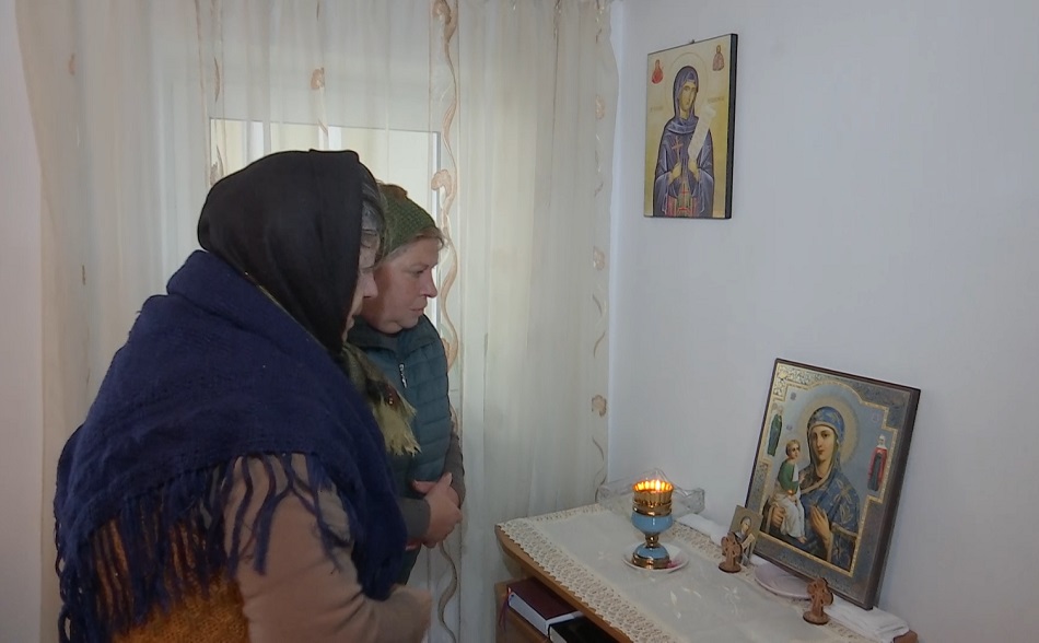 Icoane cu broboane de mir. Oamenii fac pelerinaj la casa unor localnici din Dâmbroca