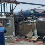 Au rămas pe drumuri, în plină iarnă. Casele a două familii din Potoceni au fost mistuite de flăcări
