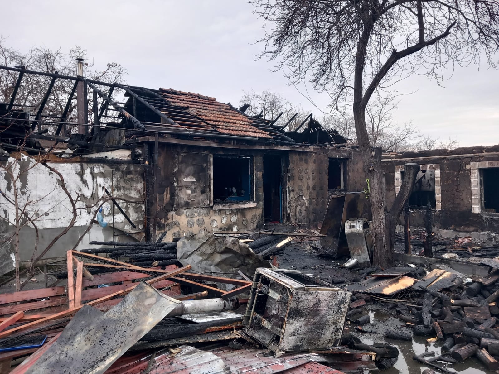 (FOTO) Au rămas fără casă! Apel umanitar pentru o familie din Vernești