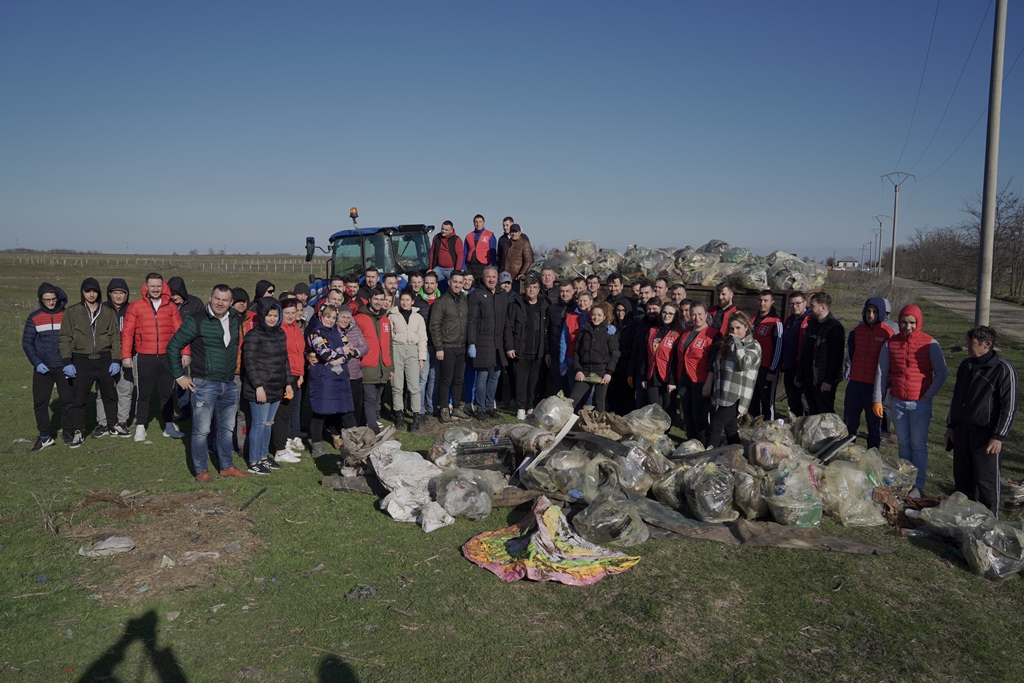 (P) (FOTO) Acțiune de ecologizare în orașul Pogoanele, organizată de PSD Buzău, în cadrul campaniei Vinerea Verde