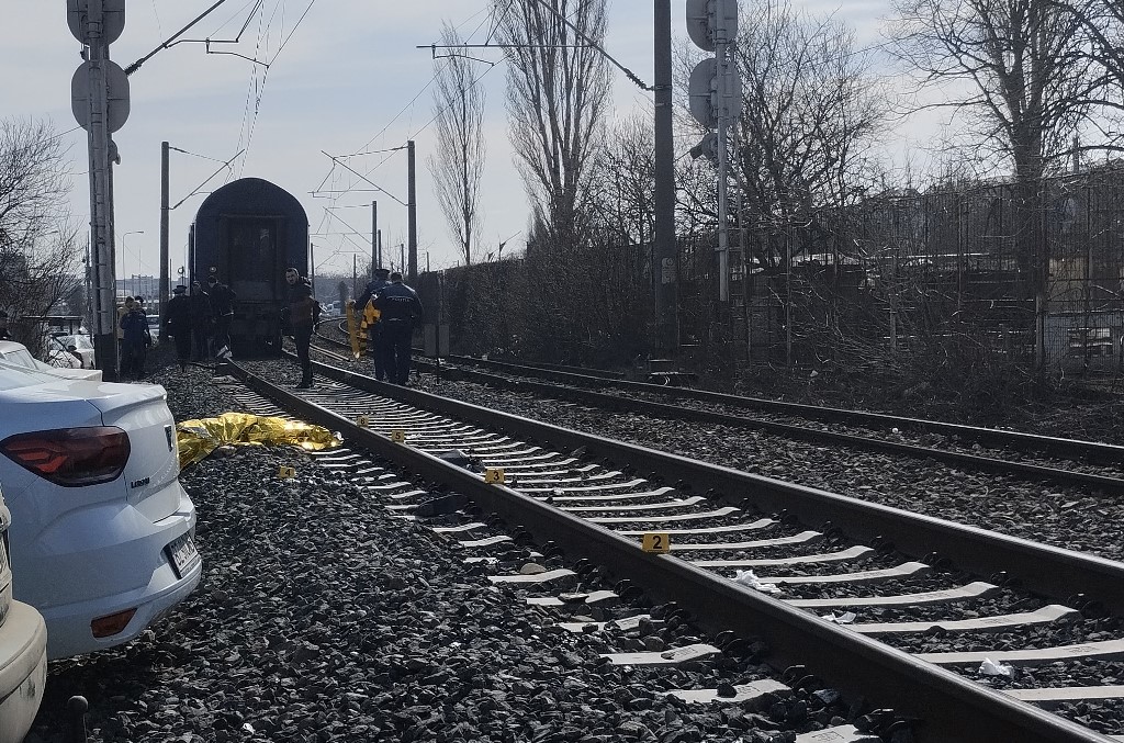 Tragedie pe calea ferată. O femeie a fost lovită mortal de un tren