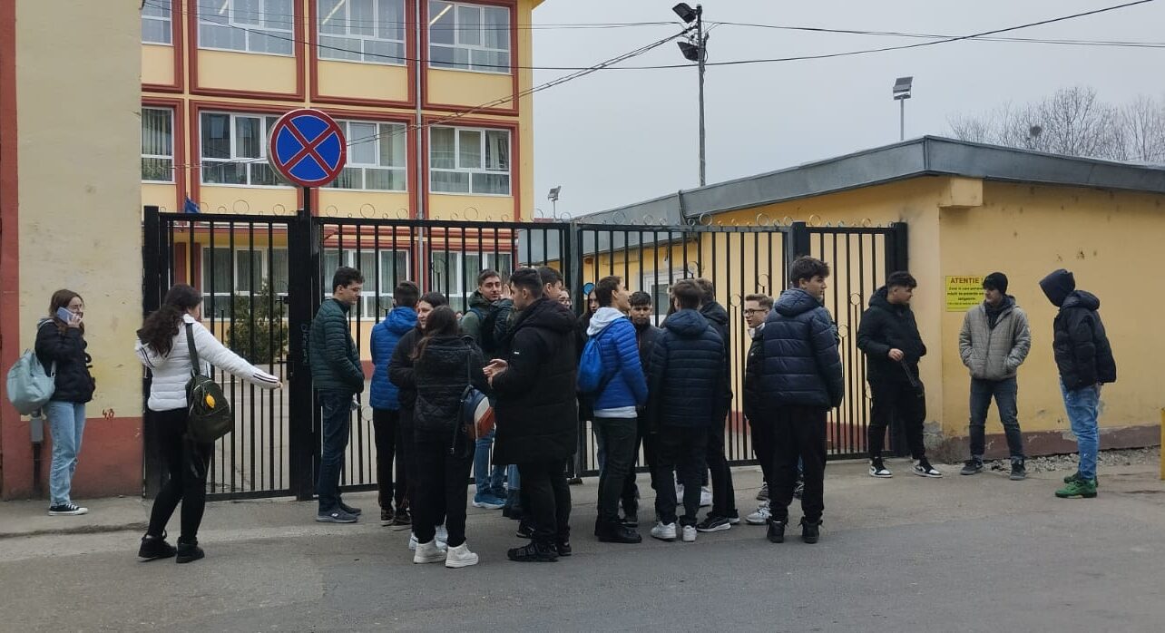 Reacții după proba la română. A început simularea Evaluării Naționale