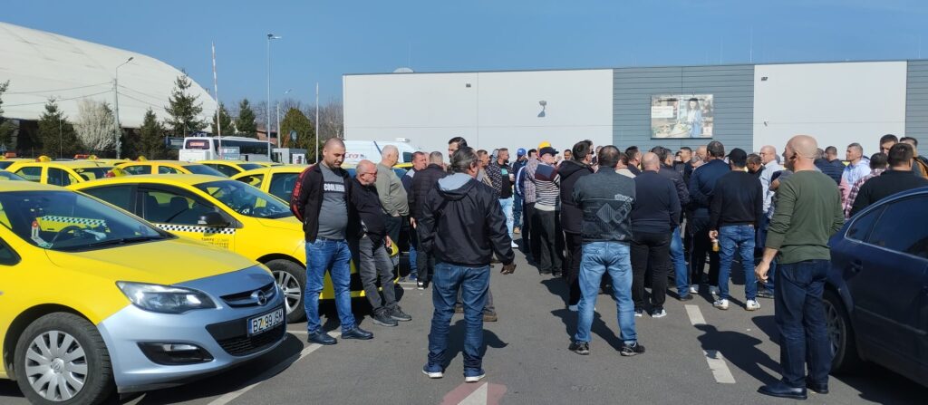 Protestul taximetriștilor, pe străzile Buzăului: "Ne-au alungat! Nu mai avem unde sta!"