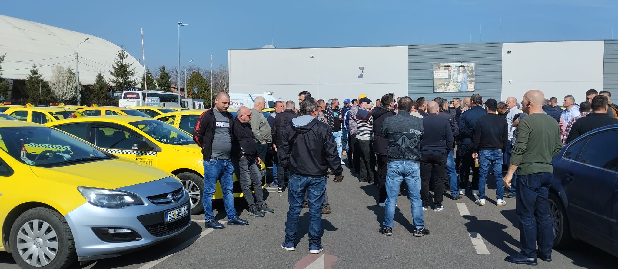 Protestul taximetriștilor, pe străzile Buzăului: „Ne-au alungat! Nu mai avem unde sta!”