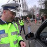 „Amendate” cu mărtișoare. Surpriză plăcută pentru șoferițe, din partea polițiștilor buzoieni