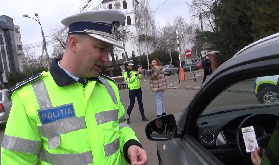 „Amendate” cu mărtișoare. Surpriză plăcută pentru șoferițe, din partea polițiștilor buzoieni