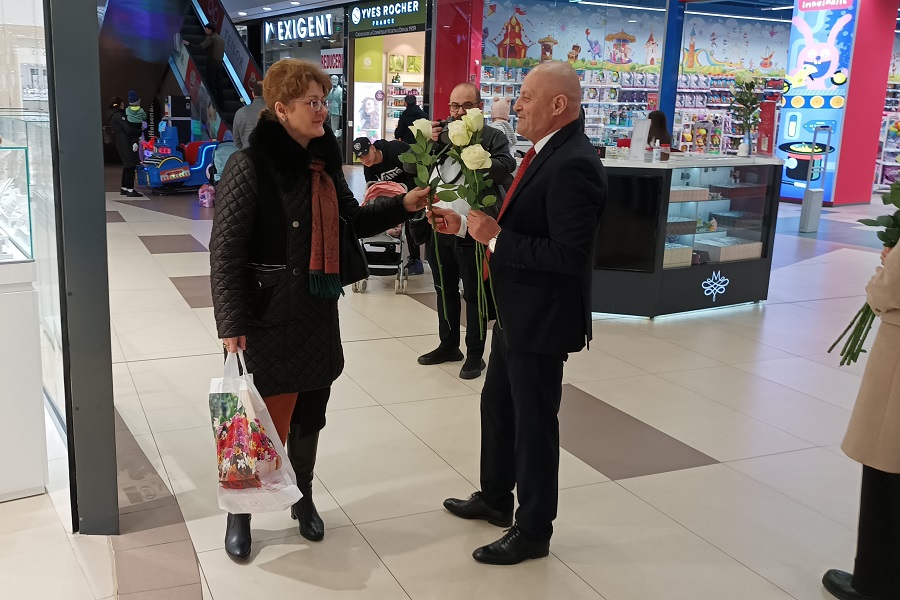 Flori pentru buzoience. Gest nobil, de 1 Martie, din partea conducerii Consiliului Județean