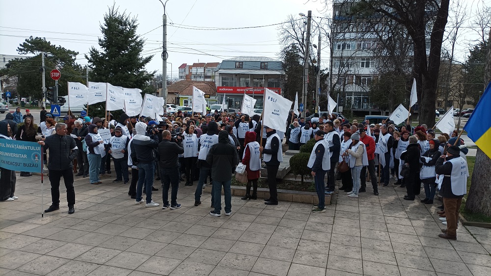 Protest la Prefectură. Salariații din învățământ și-au strigat nemulțumirile în stradă