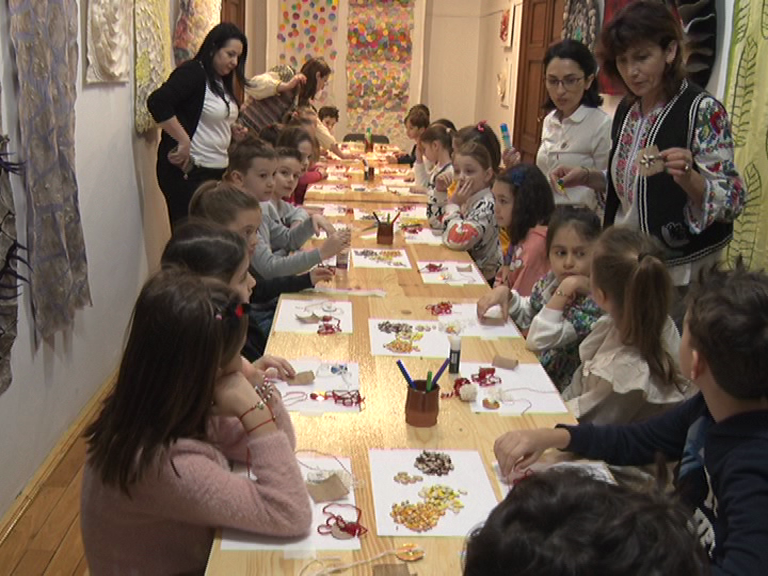 Micii meșteri mari. Atelier de mărțișoare la „Vergu Mănăilă”