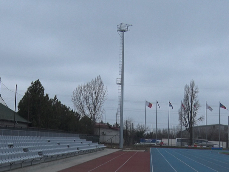 Noaptea, pe lumină. Au fost instalați pilonii pentru nocturna de la Atletism