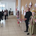 ”Moștenire pentru urmași”. Elena Vlioncu, artista cu o mână, expune la Galeriile de artă