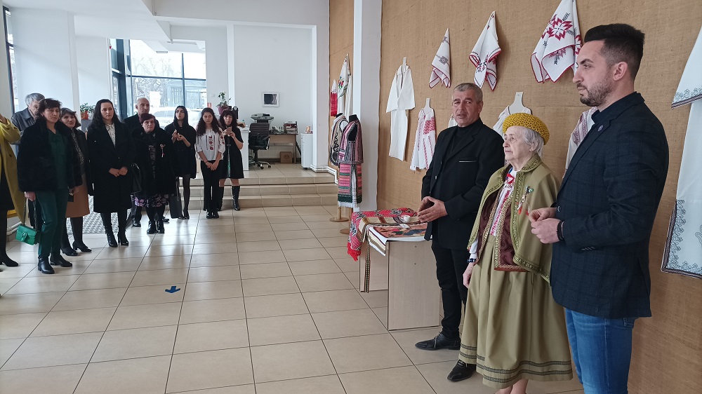 ”Moștenire pentru urmași”. Elena Vlioncu, artista cu o mână, expune la Galeriile de artă