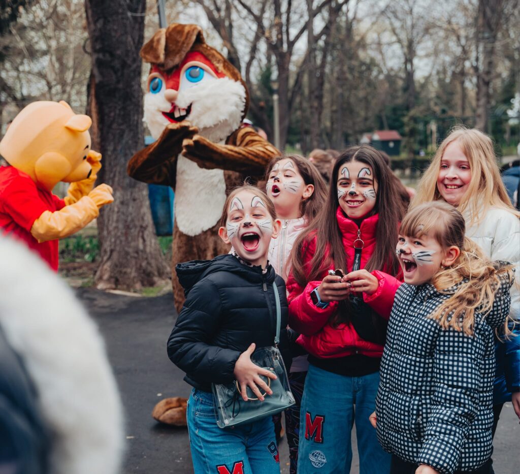 (Galerie FOTO) Distracție cu Iepurașul, în Parcul Municipal din Râmnicu Sărat