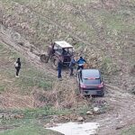 (VIDEO/FOTO) Familie rămasă cu mașina împotmolită, la Bozioru. Cine i-a salvat pe cei cinci turiști