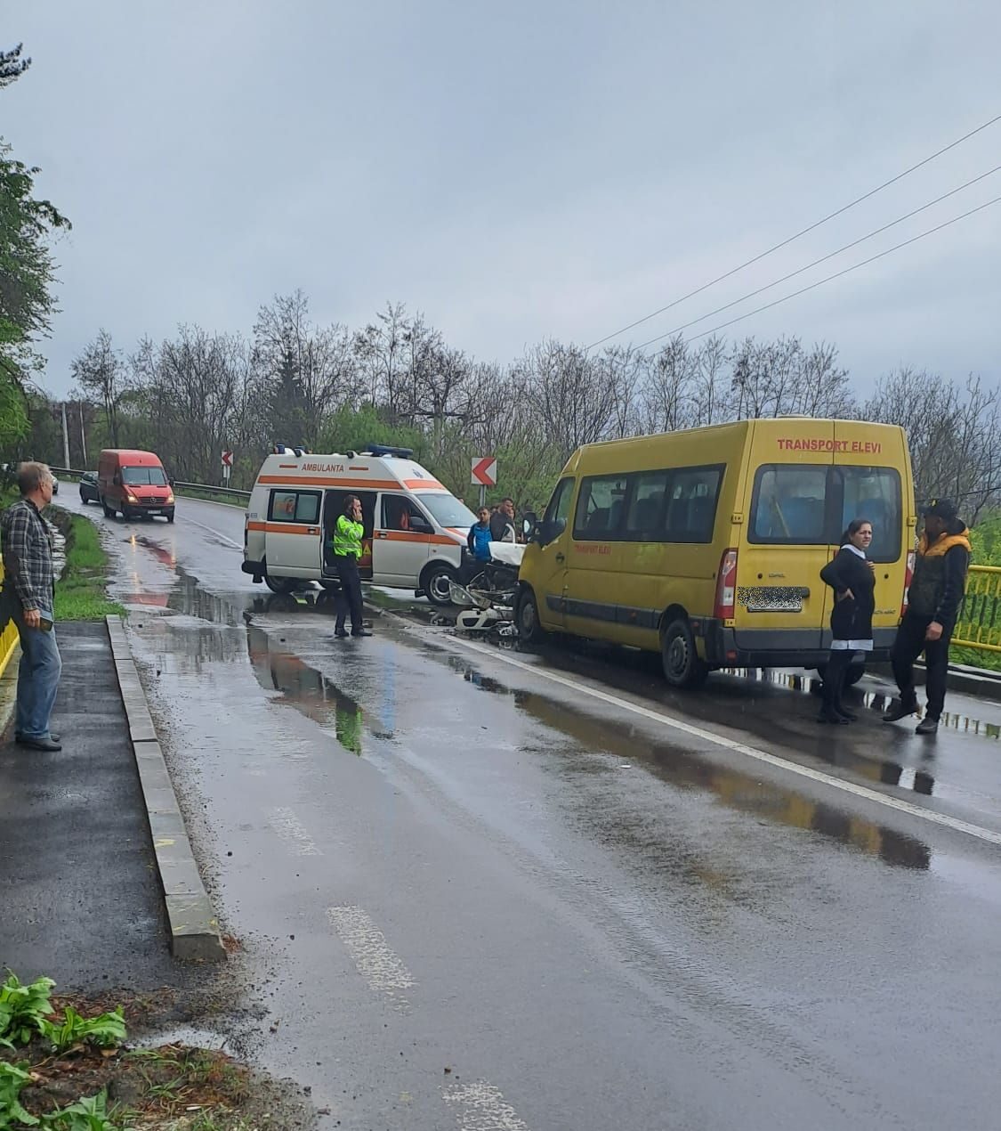 (UPDATE/VIDEO) Bilanț: 8 copii și 2 adulți, răniți. Microbuz școlar, implicat într-un grav accident, între Măgura și Ciuta. Trafic blocat. Planul Roșu, activat