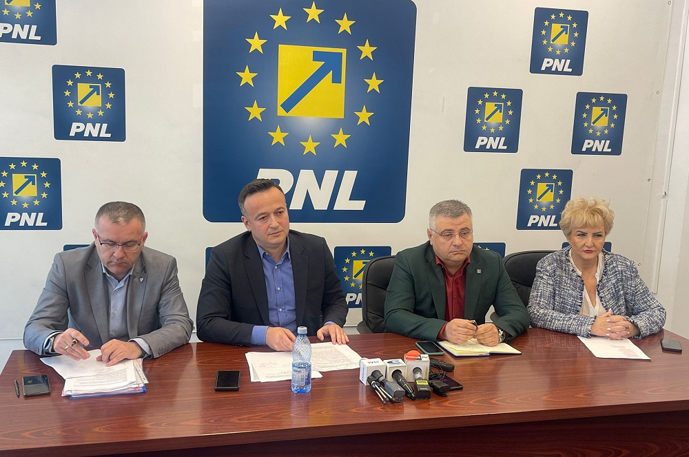 Au trecut, în bloc, la PNL Buzău. Zece organizații comunale USR-Plus au devenit filiale liberale
