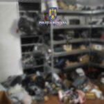 (VIDEO/FOTO) PERCHEZIȚII. Sute de parfumuri, genți și poșete contrafăcute, confiscate de polițiștii buzoieni