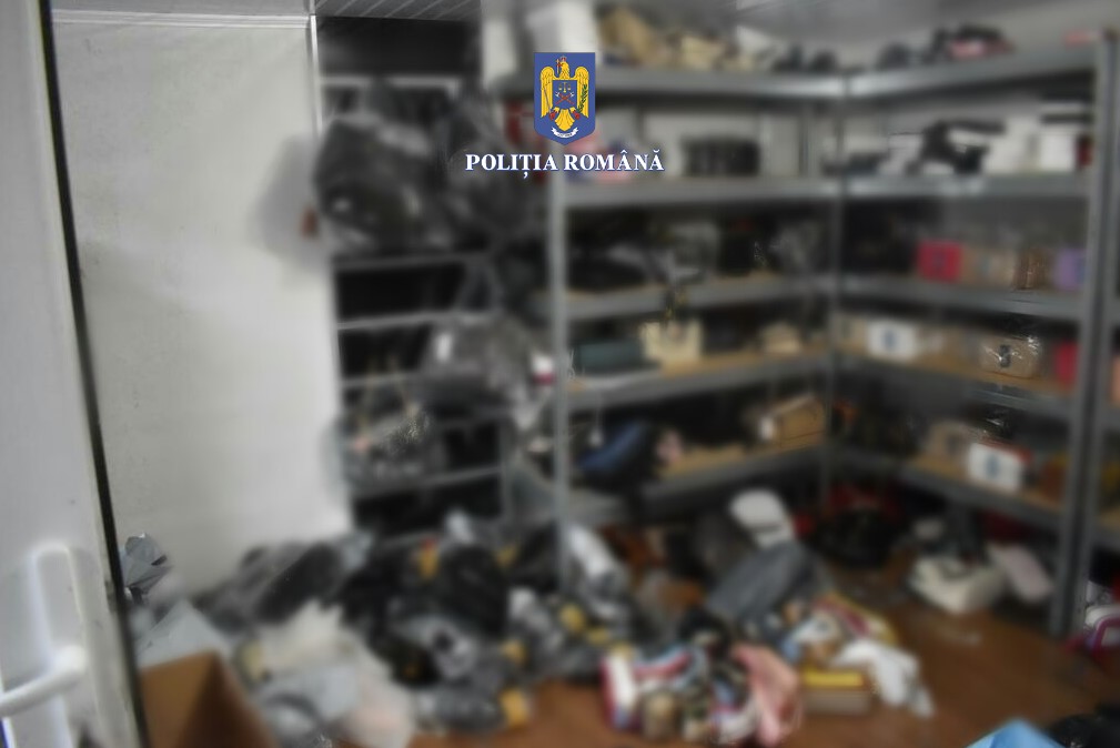 (VIDEO/FOTO) PERCHEZIȚII. Sute de parfumuri, genți și poșete contrafăcute, confiscate de polițiștii buzoieni