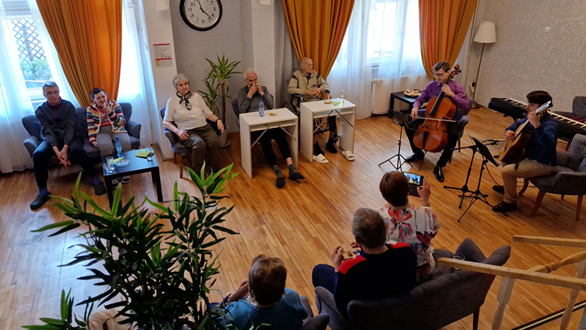 De Paște, luminăm împreună poveștile de viață ale vârstnicilor