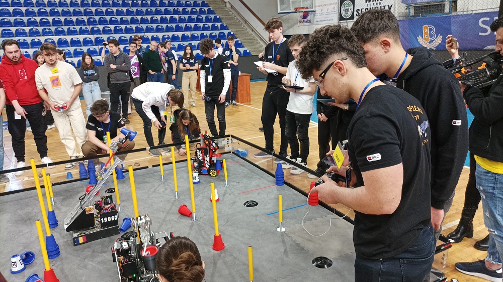 Roboții, puși să se întreacă. Concurs de robotică pentru liceeni, luni și marți, în Sala sporturilor