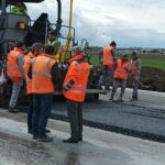 Primul asflalt al autostrăzii, în zona Râmnicu Sărat. Azi, Ciolacu și Grindeanu au fost pe șantier