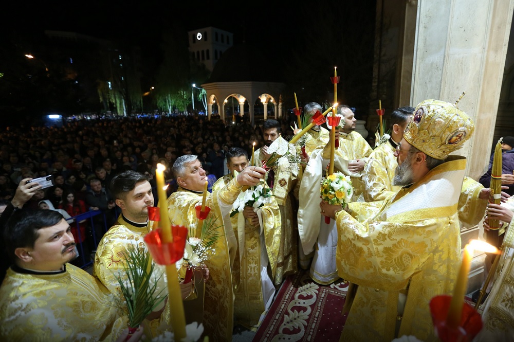 Mii de buzoieni, la Catedrala Arhiepiscopală. Participare record la Slujba de Înviere