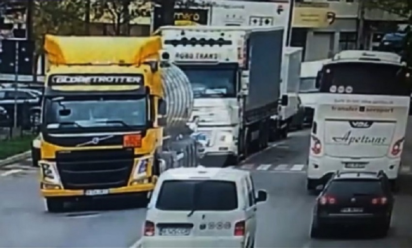 Tânără, protagonista unei scene șocante. A reușit să scape cu viață după ce a ajuns sub cabina unui TIR