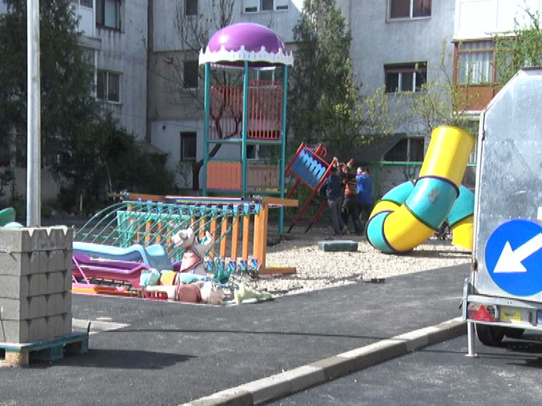 Parcări în Dorobanți. Se amenajează și un nou loc de joacă