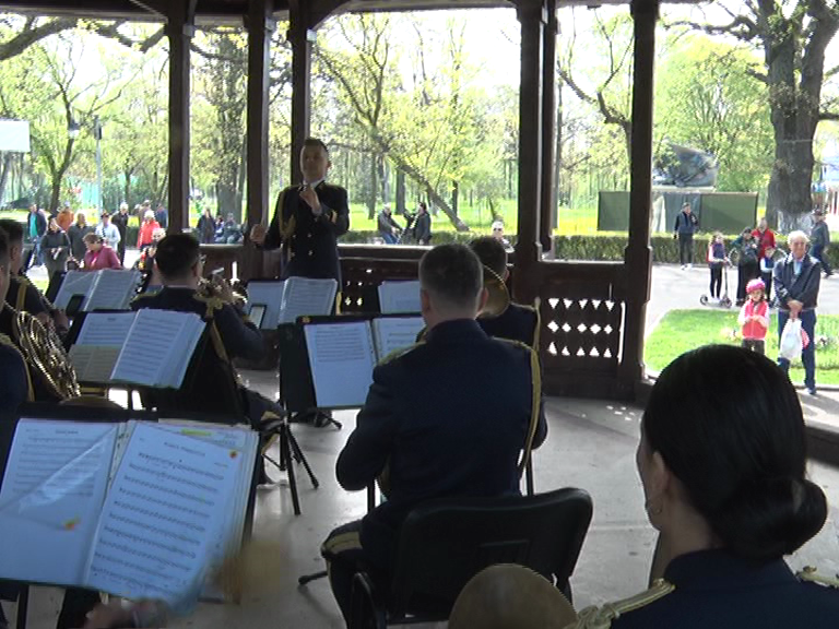 Cânta fanfara militară… Concert de promenadă în Crâng