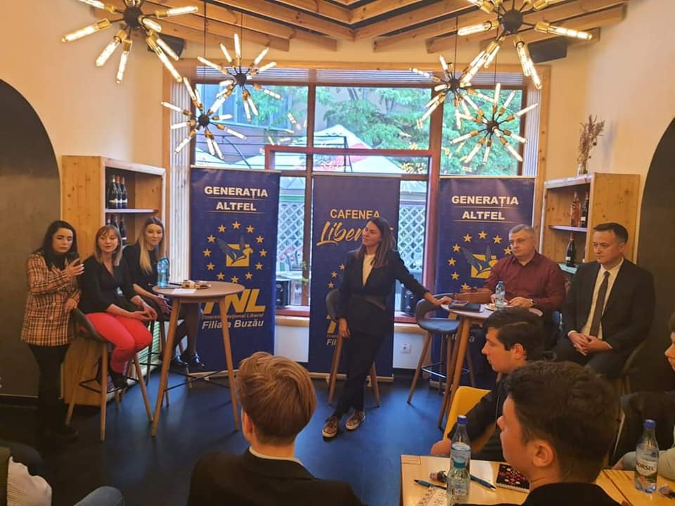 (FOTO) Cafeneaua Liberală. Tinerii PNL, întâlnire cu antreprenorul Hildegard Helene Brandl