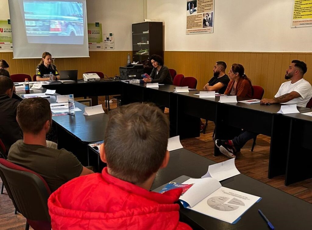 (FOTO) De vorbă cu persoanele care au comis infracțiuni cu violență. Sesiuni organizate de Serviciul de Probațiune Buzău și Poliție