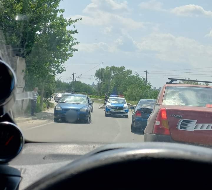 (FOTO) Bărbat în stare gravă, după ce a căzut de pe bicicletă
