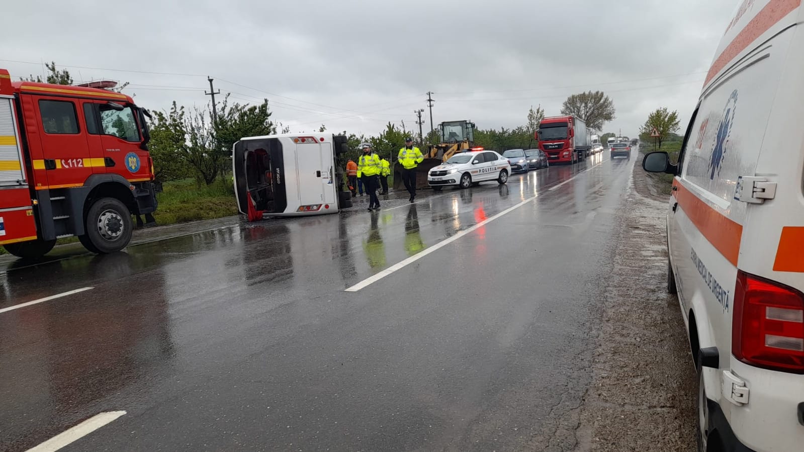 (UPDATE/VIDEO) Starea pacienților ajunși la UPU Buzău. Autocar răsturnat, 23 de răniți