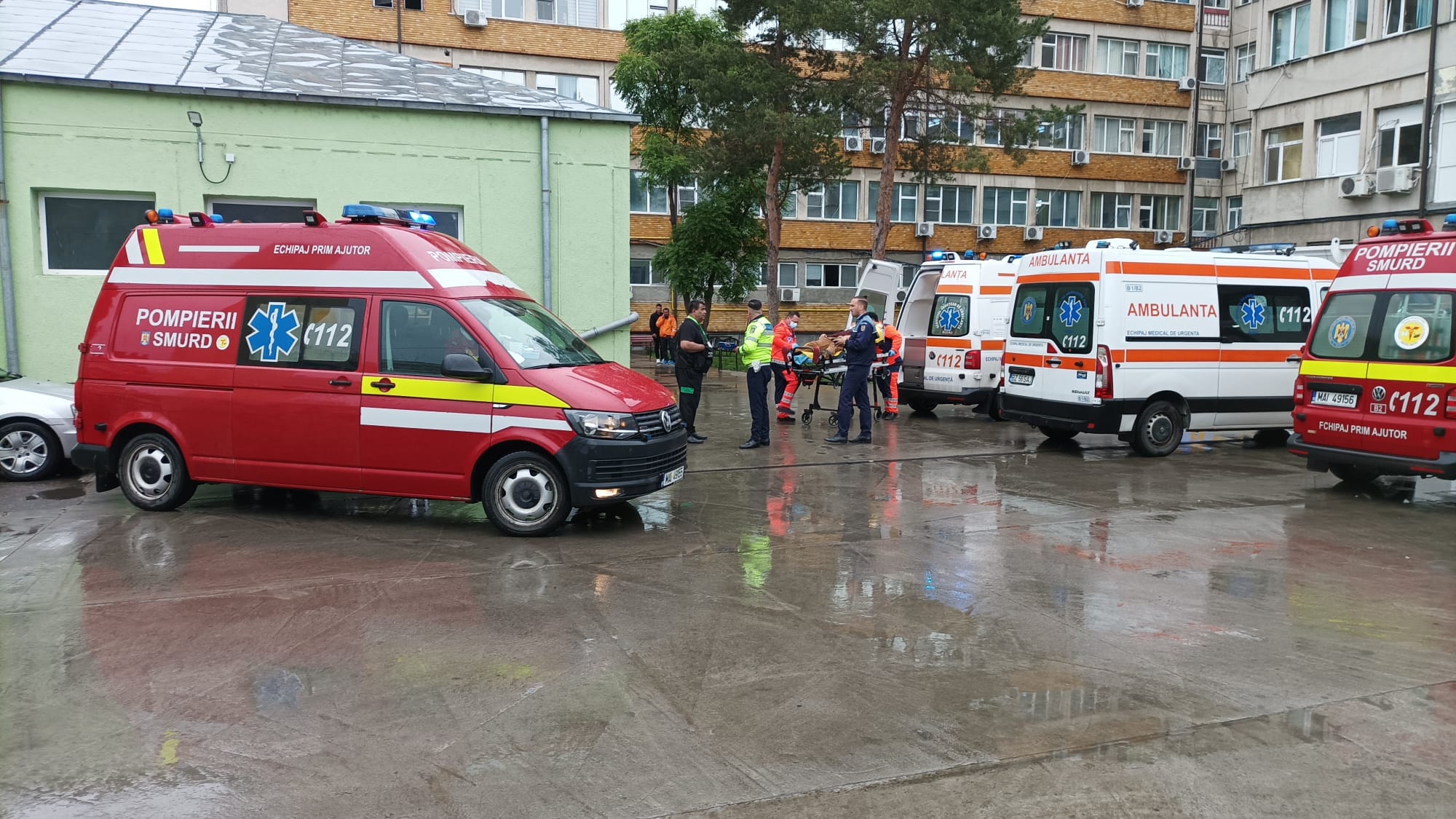 (UPDATE/FOTO) Ultimă oră! Autocar cu pasageri, răsturnat pe E85. Trafic blocat spre Focșani. S-a activat Planul Roșu de Intervenție