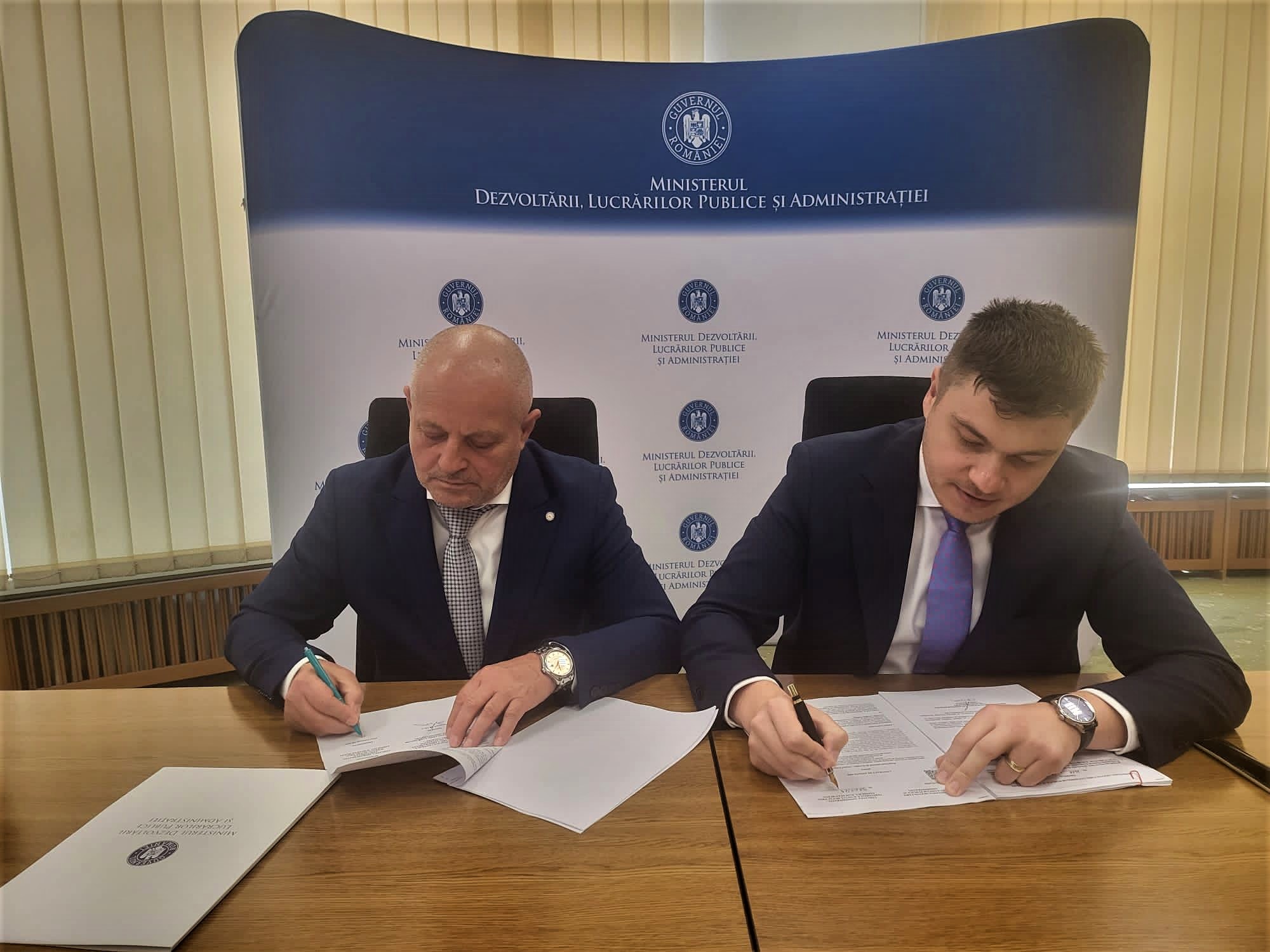 (FOTO) A fost semnat contractul pentru modernizarea drumului către Vulcanii Noroioși. Care sunt următorii pași