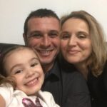 (FOTO) EXCLUSIV. Interviu cu militarul care și-a salvat fetița și soția din incendiu. Apel umanitar pentru familia rămasă fără casă