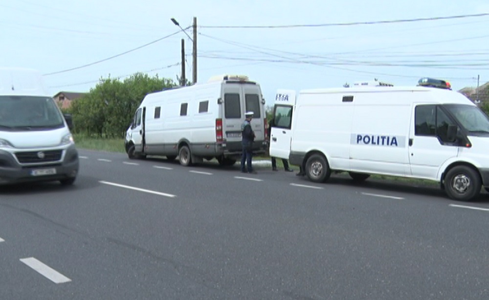 Accident rutier în lanț pe DN2E85. O dubă cu deținuți și o mașină de poliție, implicate în eveniment