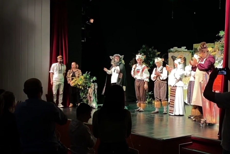 „Capra cu trei iezi”, premieră cu sala plină. Un nou succes al Teatrului „George Ciprian”